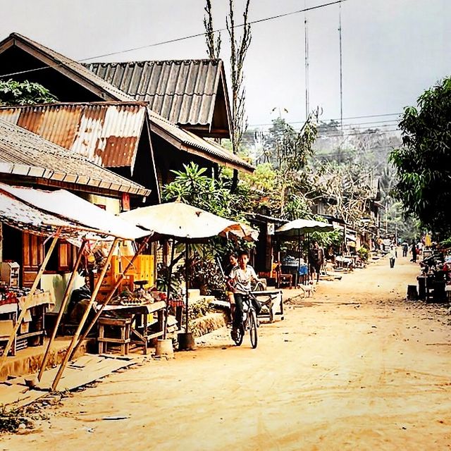 Sightseeing around Khiaw Villager 