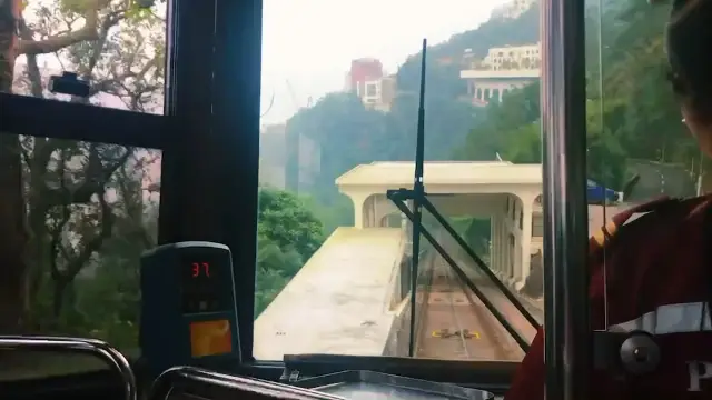 The Peak Tram 🚋 on the way down - Hong Kong