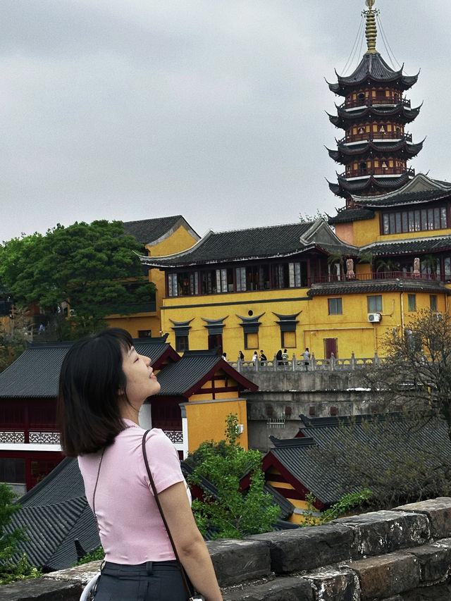 The wise do not enter the river of love, young people worship Buddha for wealth, and Nanjing has accurate and spiritual places to seek wealth.