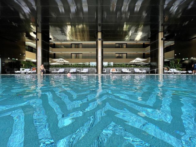 Turqoise infinity pool