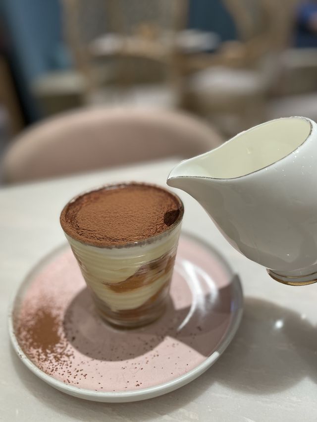 尖沙咀｜人氣瀑布tiramisu的少女風泰式cafe💕