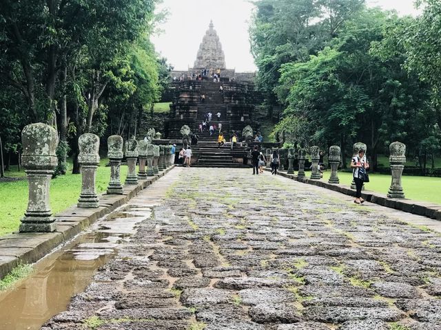 ปราสาทหินพนมรุ้ง หรืออุทยานประวัติศาสตร์พนมรุ้ง