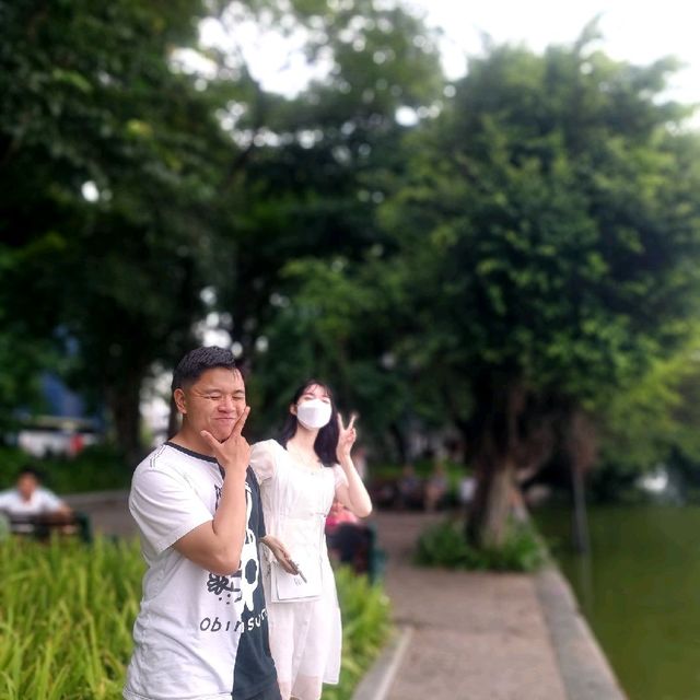 Dạo quanh hồ Hoàn Kiếm