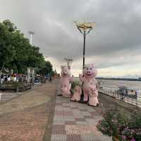 ถนนคนเดินริมแม่นำ้โขงที่นครพนม