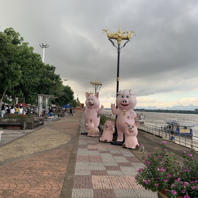 ถนนคนเดินริมแม่นำ้โขงที่นครพนม
