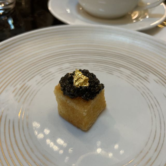 high-tea at the mall 每次行過都比佢哋啲香味吸引咗…. 