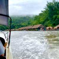 นั่งเรือล่องแม่น้ำแคว, กาญจนบุรี