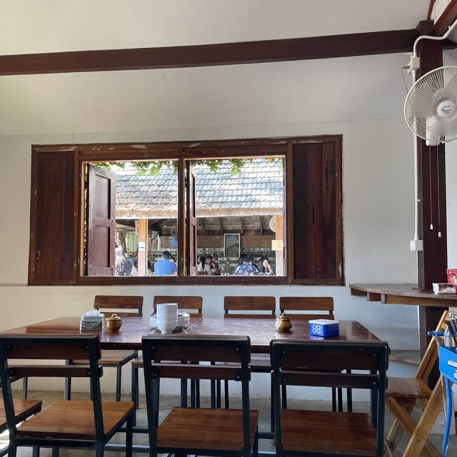 ร้านอาหารเหนือพื้นเมืองสไตล์น่าน