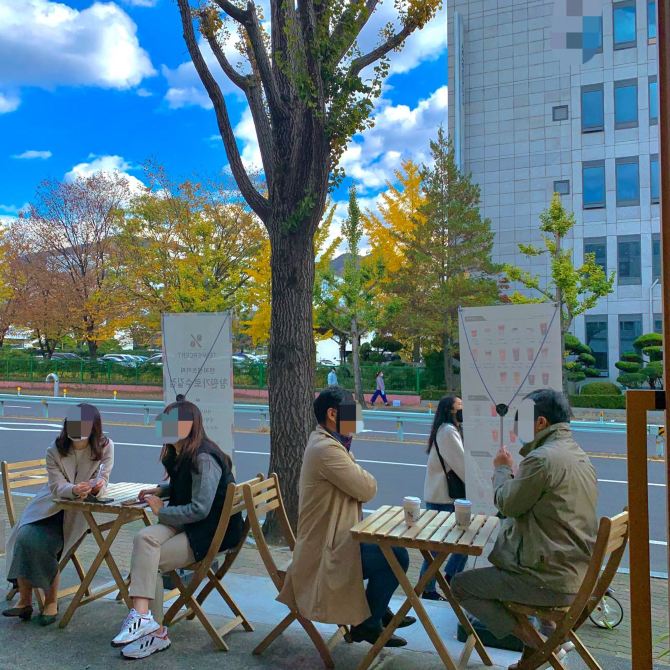 [🇰🇷, 창원] 가을을 만끽하며 여유 한 모금 즐길 수 있는, 텐퍼센트커피 창원가로수길점 ☕️🍂 | 트립닷컴 창원 트래블로그
