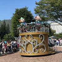 「充滿聖誕氣氛的迪士尼樂園」