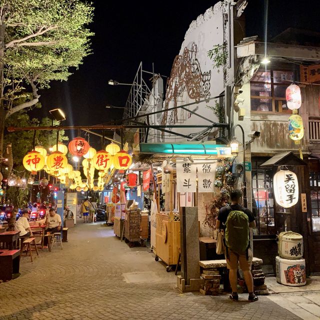夜晚漫遊台南神農街，逛完再去吃鬍鬚忠牛肉湯
