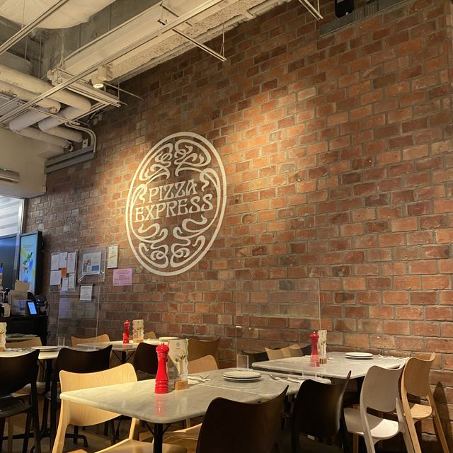🍕 我最喜愛的連鎖薄餅餐廳 — Pizza Express