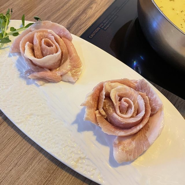 台北行天宮 撈啥鍋物🍲必品嚐特色火鍋湯底 南瓜牛奶🥛與中藥熬成麻辣湯底！