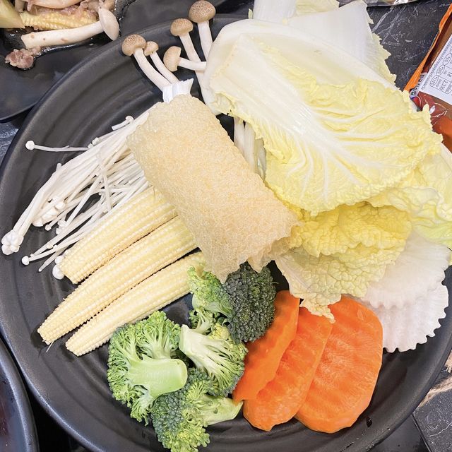 @Mong Kok Sukiyaki มาเปิดที่ฟิวเจอร์แล้วค่า🍲🍰🥟