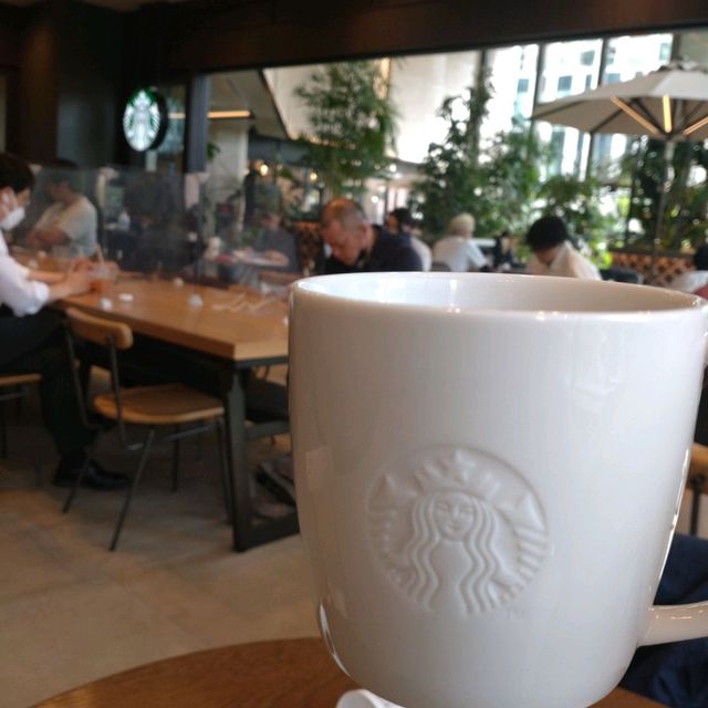 緑の多いスタバでハロウィンケーキ