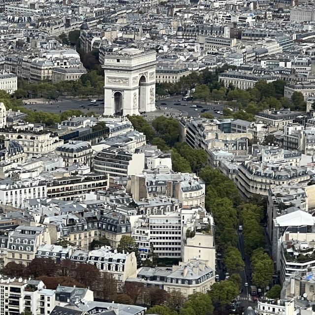 Eiffel Tower (with access to the summit)