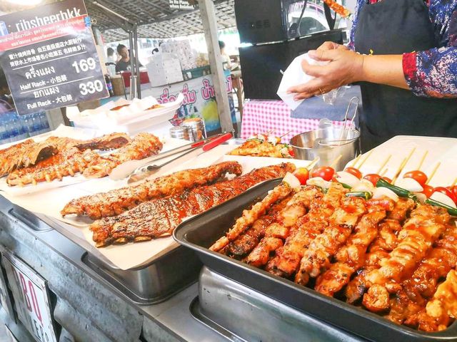 ตลาดน้ำคลองลัดมะยม ของอร่อยๆ เพียบ