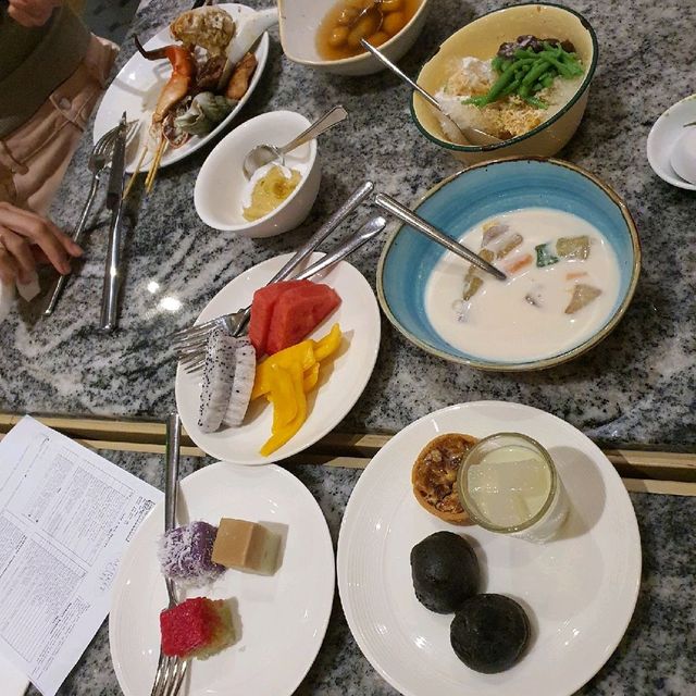 Buffet dinner along the bank of SG river