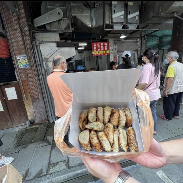 宜蘭-老吳碳烤燒餅店 ，超酥內餡軟硬適中不死鹹