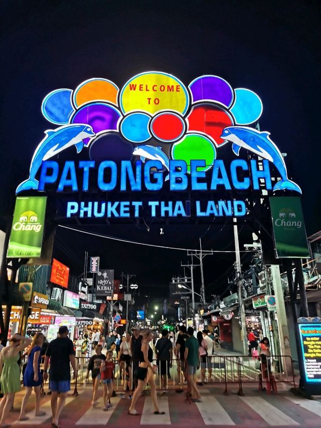 หาดป่าตอง​ เที่ยวได้ทั้งกลางวัน​ กลางคืน
