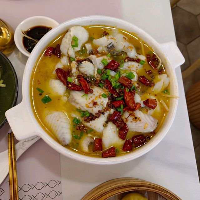 餐廳的標誌，竟是一隻活魚，跳出水面！