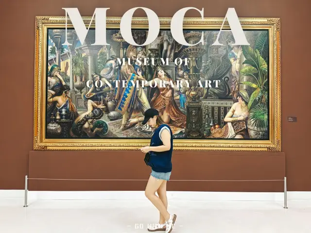Let's go take some pictures and appreciate some art at the •MOCA Museum• 🎨🖼️.