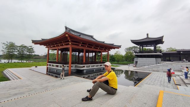 "The main building of the Quyi Garden, where performers soar like birds and fly like wings."