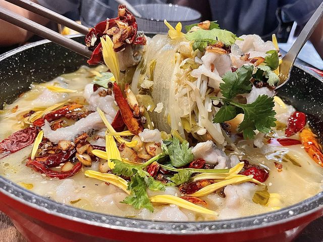 足料惹味川菜 · 必食酸菜魚 足料惹味川菜 · 必食酸菜魚