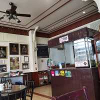 ร้านน้ำชา "โกปี๊" แหล่งรวมวัยรุ่นยุค 70s