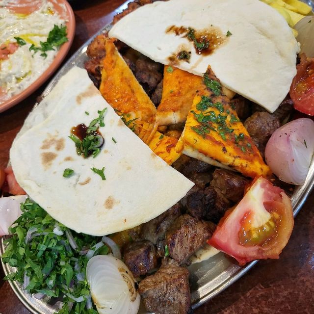 Aroos Damascus Restaurant 샤르자에 위치한 시리아 음식점