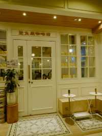 白色和風Cafe，外脆內軟的軟殼蟹意粉 