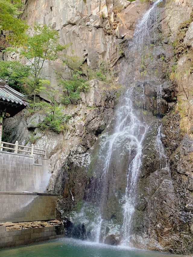 폭포가 흐르는 寺