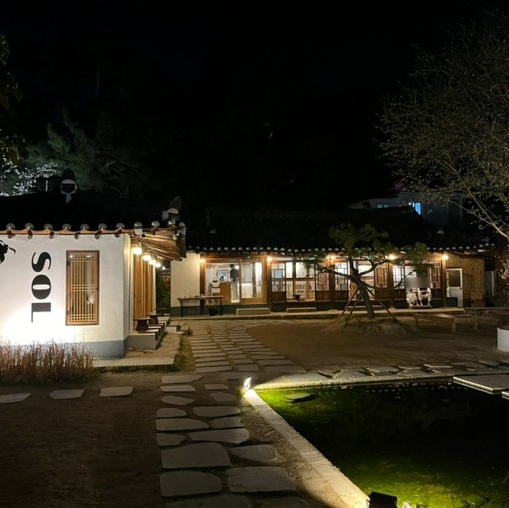 경주의 넓은 야외 테라스 카페_SOL