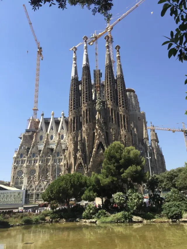 巴塞隆納不可錯過的景點之一～聖家堂⛪️⛪️💕💕