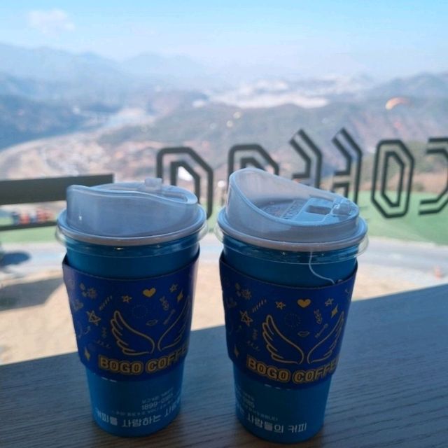 패러글라이딩 뷰에서 마시는 커피
