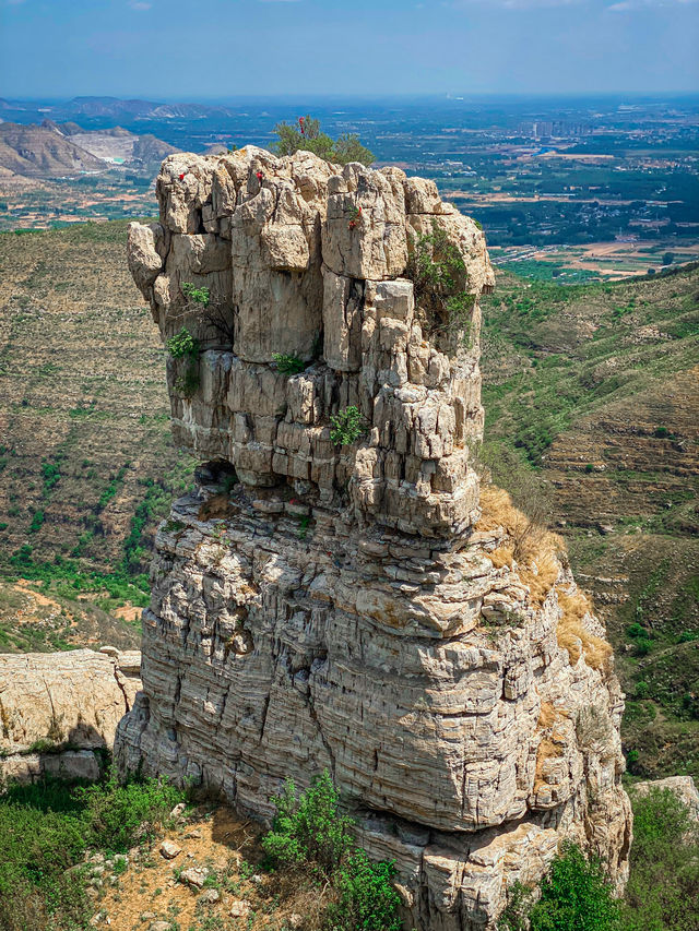 Beijing Hiking | Exploring the Dragon Palace Mountain Stone Array and Discovering the Thousand-Year Flower Tower.