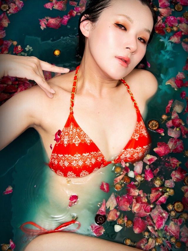 祝我生日快樂！送自己一輯浴缸生日照 