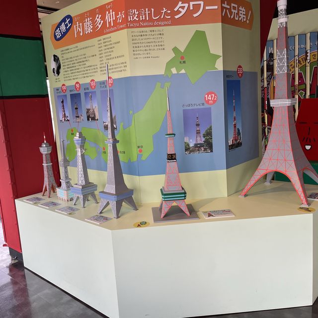 階段でチケット売場へ