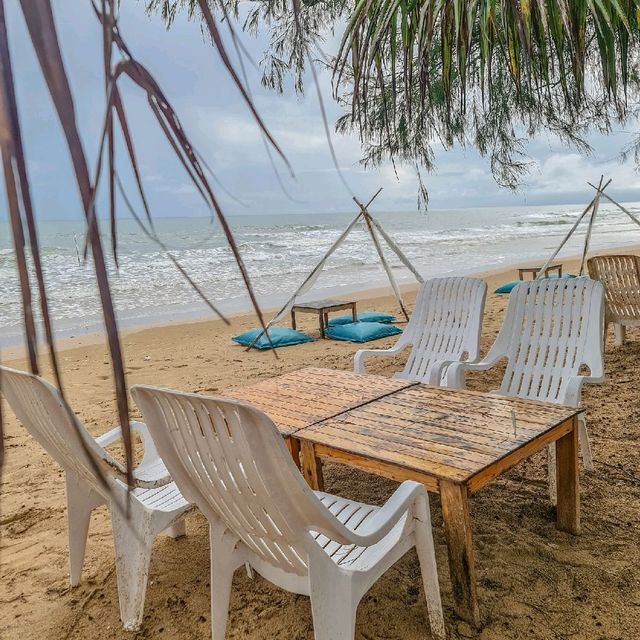 คาเฟ่ริมหาดเจ้าหลาว นอนโดมใส ดูโชว์ควงไฟLED