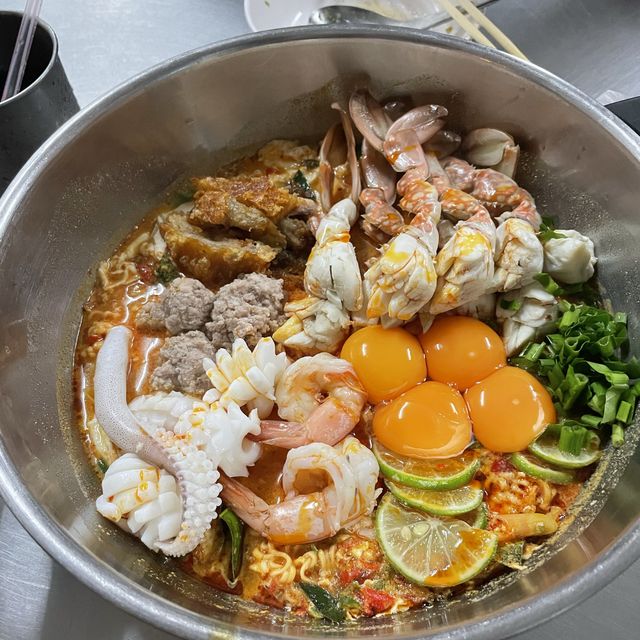 兩個人挑戰最大份既米芝連mama面 ，  D蟹真係啖啖肉