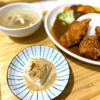 ［新竹/竹北］ 私嚐の吃飯-咖哩 丼飯 烏龍 竹北店🐶｜CP值超高平價咖哩飯 還有狗狗陪吃飯唷🫶🏻 