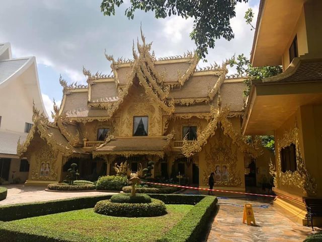 WAT RONG KHUN TEMPLE / WHITE TEMPLE