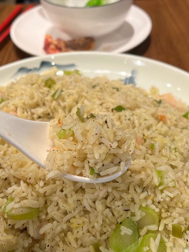 遊走於亭內中菜
