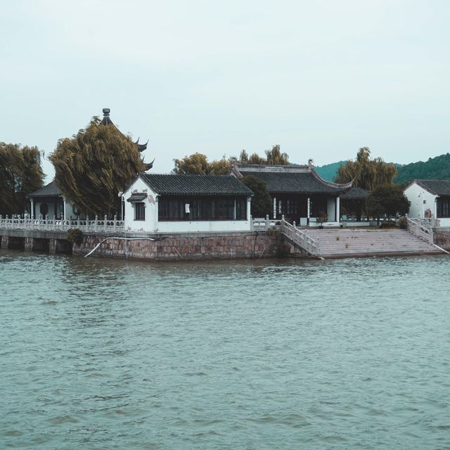 The floating temple on Shihu lake Suzhou!