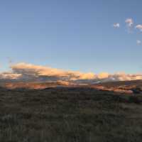 Yellowstone Lake in the United States is a place where people and nature coexist in peace.