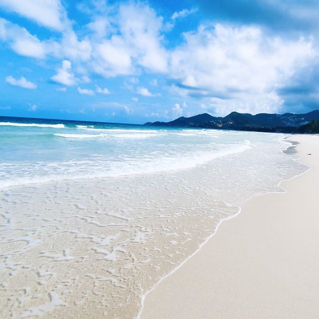 หาดทรายขาว น้ำทะเลใส