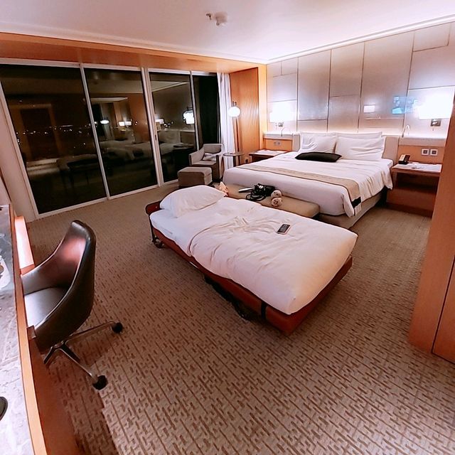 Marina Bay Sands Hotel - Huge room + balcony
