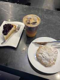 “Bottomless”🖤 คาเฟ่สุดเท่ ย่านนนทบุรี📍