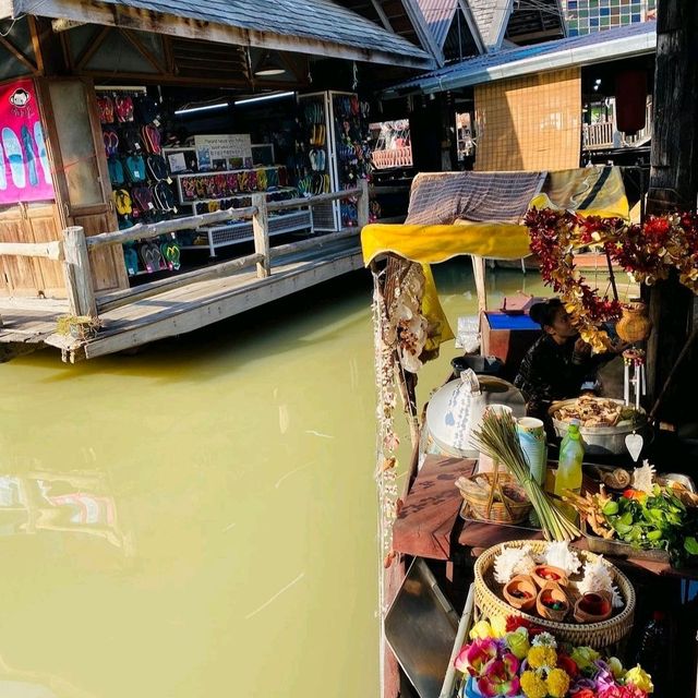 FLOATING MARKET