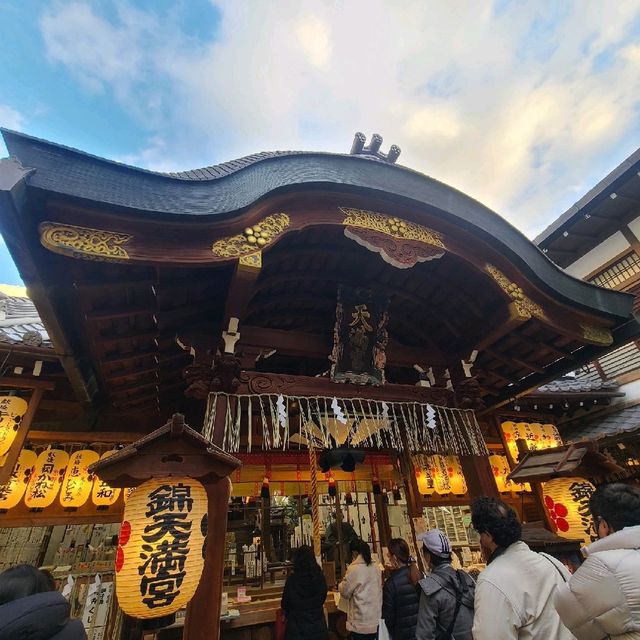 錦市場出て直ぐ、提灯が目印【錦天満宮】⭐